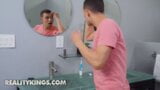 Mini-Hengst wird geil in der Wanne mit Mitbewohner Johnny snapshot 2