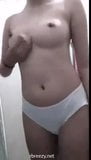 Chica se desnuda y se mete los dedos en el coño snapshot 5