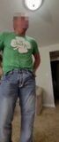 Hombre solo muestra una gran polla a los fanáticos por solicitud de cerca una enorme polla en jeans una gran polla y las bolas muestran una enorme polla en los pantalones snapshot 6