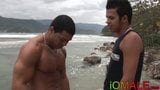 Musculoso gay latino batendo em caras magros cu em pêlo snapshot 2