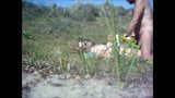 Baise sur la plage et dans le jardin snapshot 2