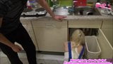 Sexo con 2 colegialas alemanas de 18 años en la cocina - casero snapshot 2