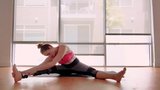 Amputado rak fazendo ioga com perna protética snapshot 14