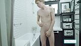 Der junge geile Twink Liam befriedigt seinen Schwanz im Badezimmer! snapshot 3