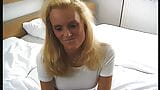 fremder mann filmt blondine beim fingern ihrer pussy snapshot 5