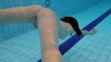 Rode zwembroek schoonheid Katy met borstelige kut onder water snapshot 10