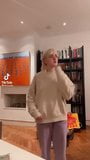 Maisie williams bailando en casa snapshot 2