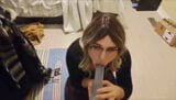 Sissy Carrie scopa e fa gola profonda al suo dildo snapshot 3