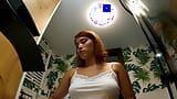 Quente sexy buceta apertada namorada ruiva no banheiro sem calcinha tases em uma minissaia snapshot 11