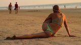 Łysa dziewczyna jogina na plaży snapshot 13
