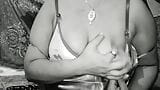 Istri dewasa panas menampilkan payudara. snapshot 10
