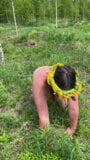 Naga świnia, czołgająca się po trawniku, chrząkająca, wkłada mlecze do swojego owłosionego dupka snapshot 6