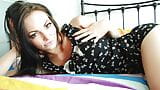 Linda adolescente en poses sexy con su bonito cuerpo en la cama snapshot 13