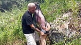 도움을 구하고 낯선 사람의 우유로 가득 찬 두 명의 콜롬비아 여성이 숲에서 길을 잃습니다. snapshot 4