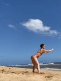 Evangeline Lilly – SEXY bikini workout snapshot 5
