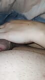 Stiefmutter hand rutscht auf stiefsohn schwanz und handjob snapshot 2