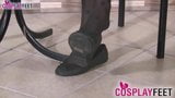 Colegiala en medias muestra pies snapshot 2