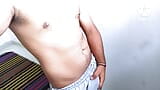 Un jeune garçon de gym desi indien à gros corps musclé et une grosse bosse montre devant la caméra snapshot 8