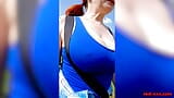 Hete milf rode xxx gaat voor een topless wandeling met Pasen snapshot 4