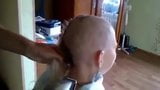 Süße Blondine rasiert ihren Kopf snapshot 10