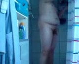 Un vrai garçon amateur prend une douche et se masturbe snapshot 3