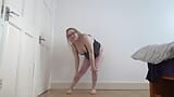 Жена-блондинка танцует стриптиз в лифе ПВХ snapshot 1