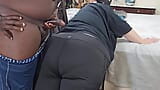 Sexy bunda grande loira milf em calças de ioga twerking e provocando cara negro, resultando em porra na bunda (atirando grande carga) snapshot 13