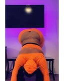 Barbie du ghetto twerking dans une combinaison orange et un sweat à capuche snapshot 5