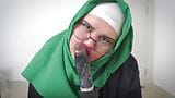 Mamma araba musulmana in orgasmo con dildo hijab schizza in silenzio mentre il marito. snapshot 6