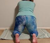 Amb3erlynn desperately needing to pee in her tight blue leggings snapshot 3