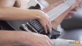 Old4k. petite cutie heeft plezier met gitarist met harde instrumenten snapshot 4