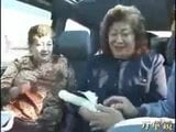 Bà già châu Á trong xe buýt snapshot 4