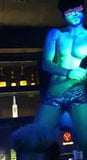 Сексуальный мужик танцует в гей-клубе snapshot 10