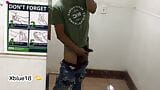 J'enregistre une nouvelle vidéo porno dans les toilettes publiques de la ville snapshot 10