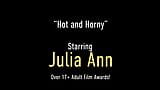 Dicke Titten-MILF Julia Ann strippt und fickt sich mit einem Dildo! snapshot 1