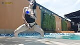 Une femme encule un homme avec un gode ceinture dans la piscine en suçant le cul snapshot 2