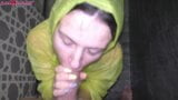Une petite amie excitée offre une pipe avec du sperme sur le visage snapshot 11