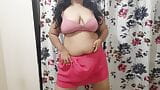 Hottie Samaiya se déshabille ... profite de ses seins et de son cul snapshot 6
