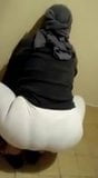De legging branca marcando calcinha preta agachada snapshot 3