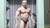 Campione di bodybuilder rivela il suo cazzo snapshot 1