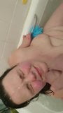 Симпатичная пухлая получает камшот на лицо в ванне snapshot 2