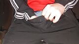 Garoto gozando sobre trackies snapshot 1