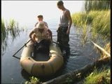 Des jeunes mecs baisent une vieille en train de pêcher snapshot 4