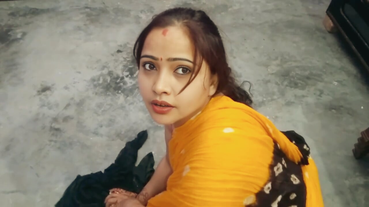 Desi Kaamwali Bai ko Akela Pakar Malik ne chod dala
