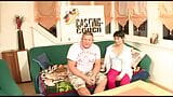 Beim Casting-Test reitet die sexy brünette MILF den Schwanz snapshot 1