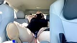 Schön gekleidete bbw milf mit dickem arsch masturbiert im auto im freien snapshot 3