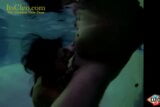 濡れた淫乱女のクレオとアニー・ナイトが水中でチンポをしゃぶる！ snapshot 14