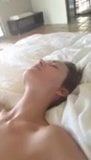 '' Remy Hadley '' em topless e se masturbando na cama, selfie snapshot 10