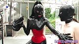 Sexo de borracha sob o comando da dominatrix snapshot 17