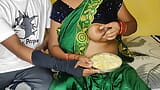 Szwagierka karmiła jedzenie mlekiem swojego szwagra - hindi wideo snapshot 20